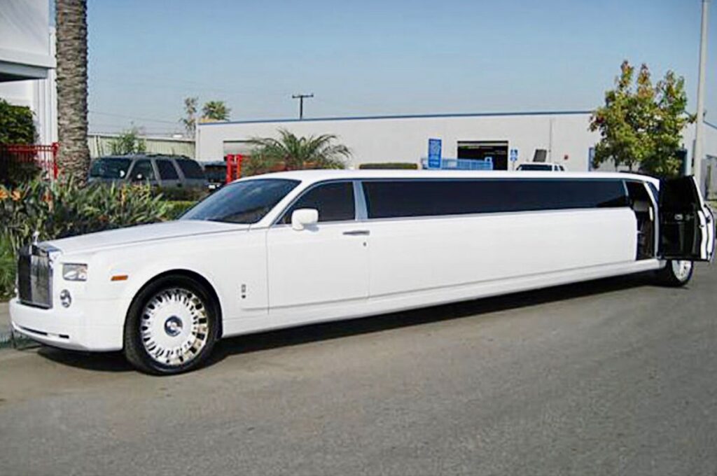 Luxury Travel Your Complete Guide to Abu Dhabi Limousine Services 2 limo2